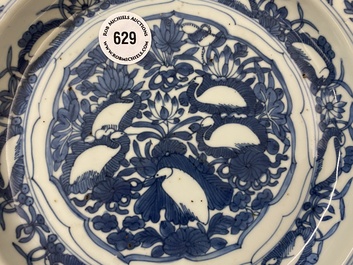Een Chinees blauw-wit kraakporseleinen bord met reigers, Wanli